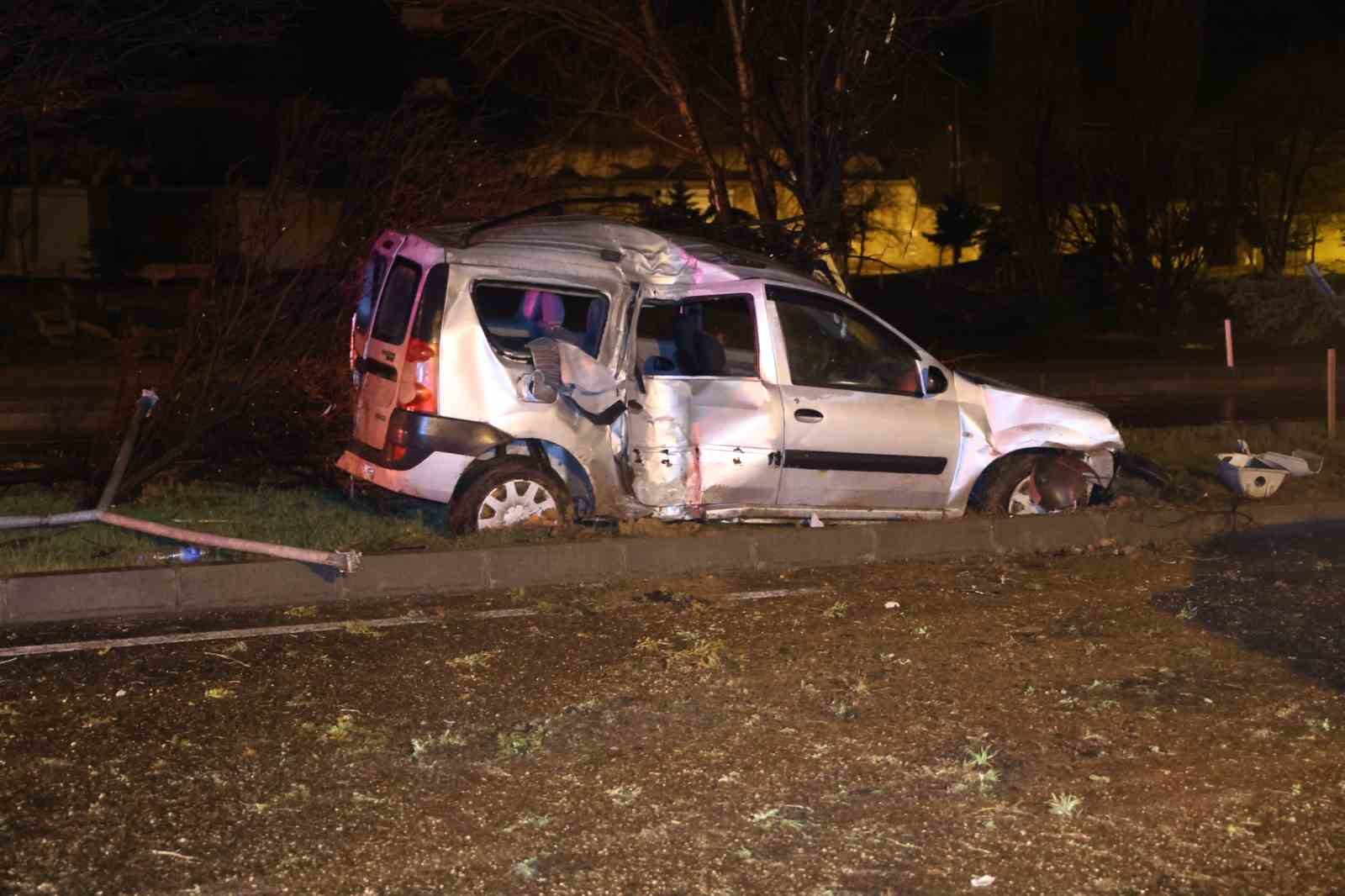 kaza yaptiktan sonra calilarin arasina saklanan surucu gelirsem emniyetle basim belaya girer 1 XKrWvGlH