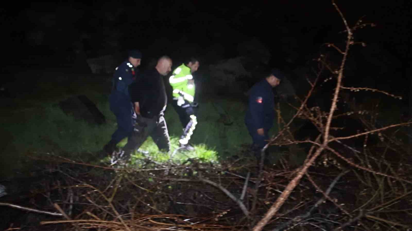 kaza yaptiktan sonra calilarin arasina saklanan surucu gelirsem emniyetle basim belaya girer 3 qXCMXnKy