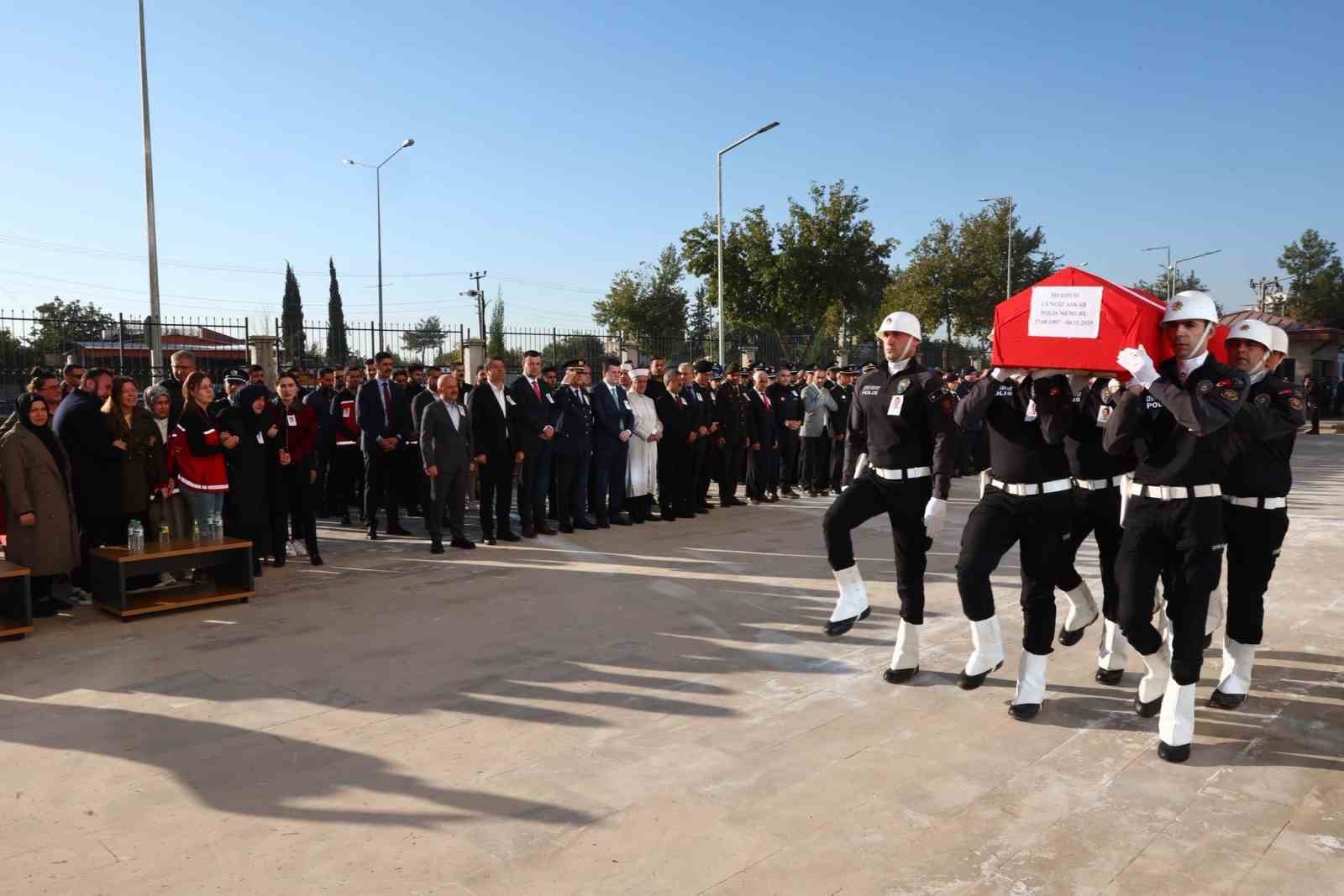Kazada ağır yaralanan polis memuru hayatını kaybetti 4 kazada agir yaralanan polis memuru hayatini kaybetti 0 KbTMJHDy