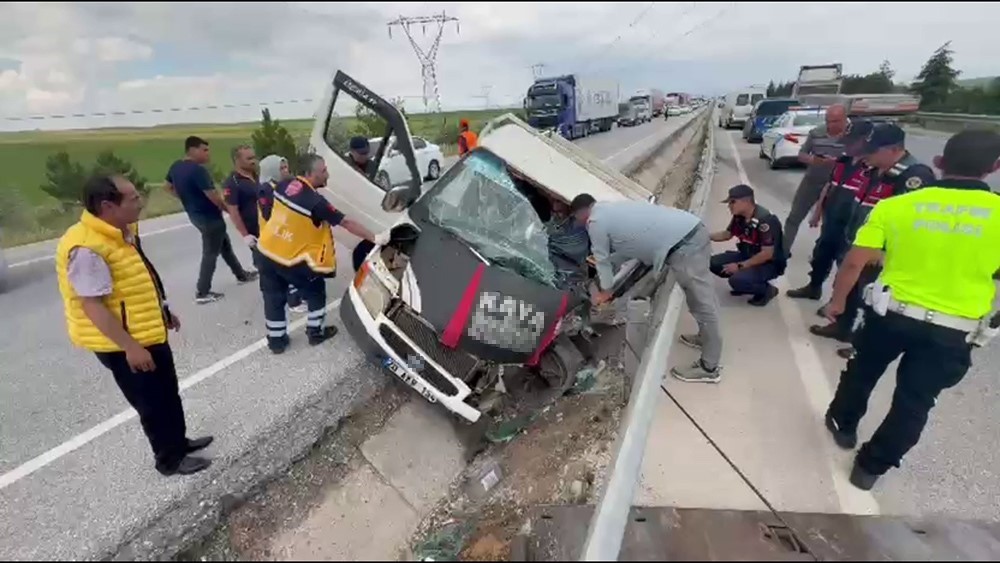Kazada araçta sıkışan sürücünün imdadına vinç operatörü yetişti 5 kazada aracta sikisan surucunun imdadina vinc operatoru yetisti 1 jXXdbGZO