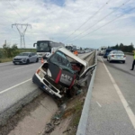 kazada-aracta-sikisan-surucunun-imdadina-vinc-operatoru-yetisti-yPV6iDuD.jpg