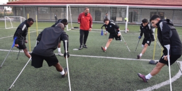 kazada-engelli-oldu-futbolla-hayata-dondu-56hNXrOC.jpg