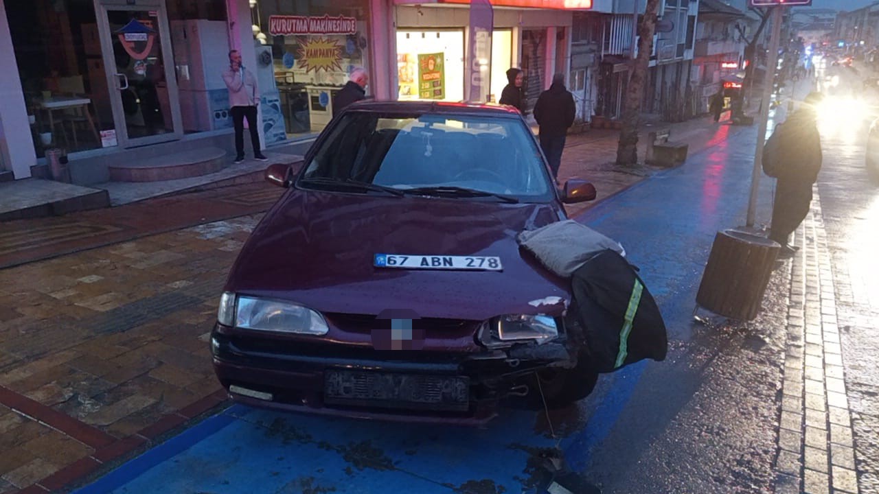 kazada firlayan motokurye otomobilin uzerine dustu 1 StfjR1ke