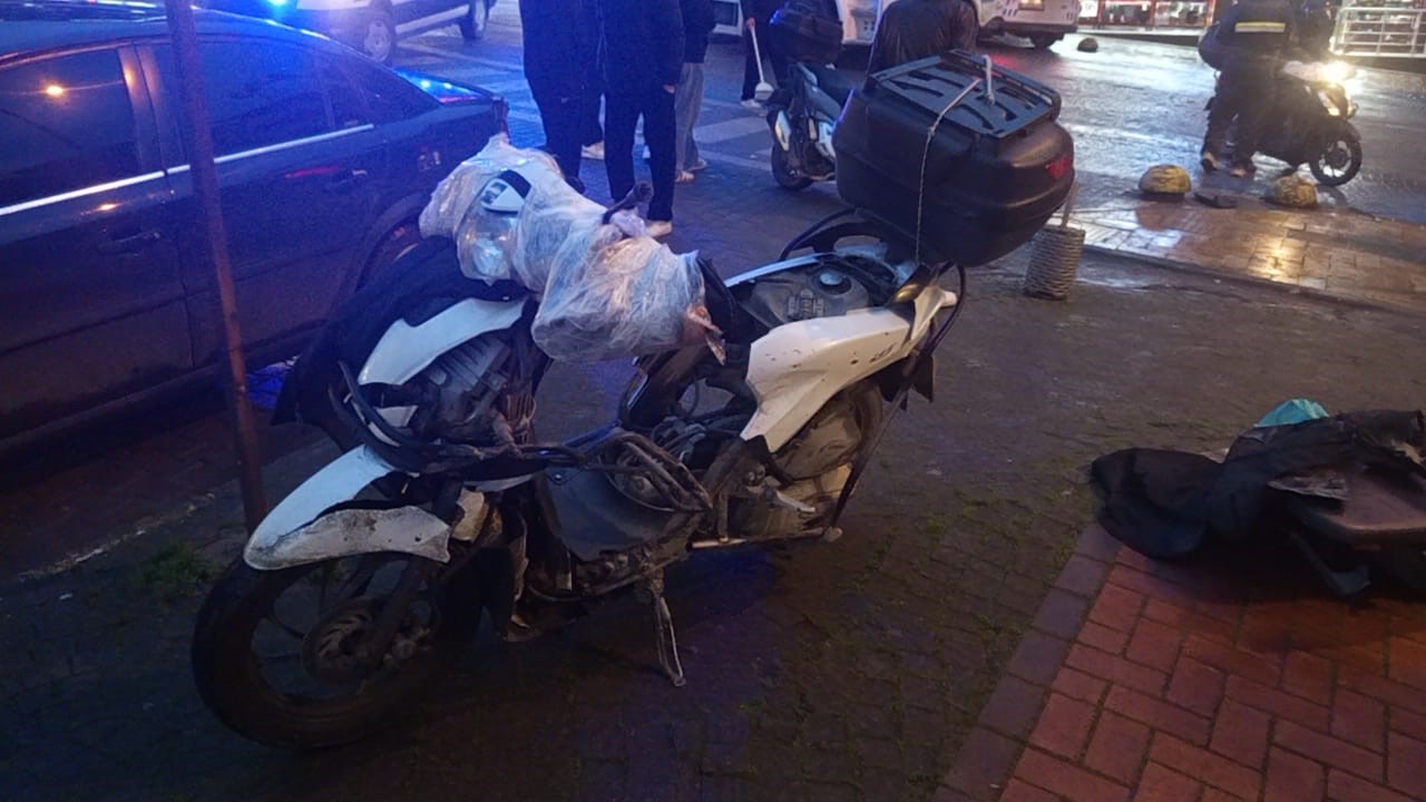 kazada firlayan motokurye otomobilin uzerine dustu 2 2QmyyZ6O