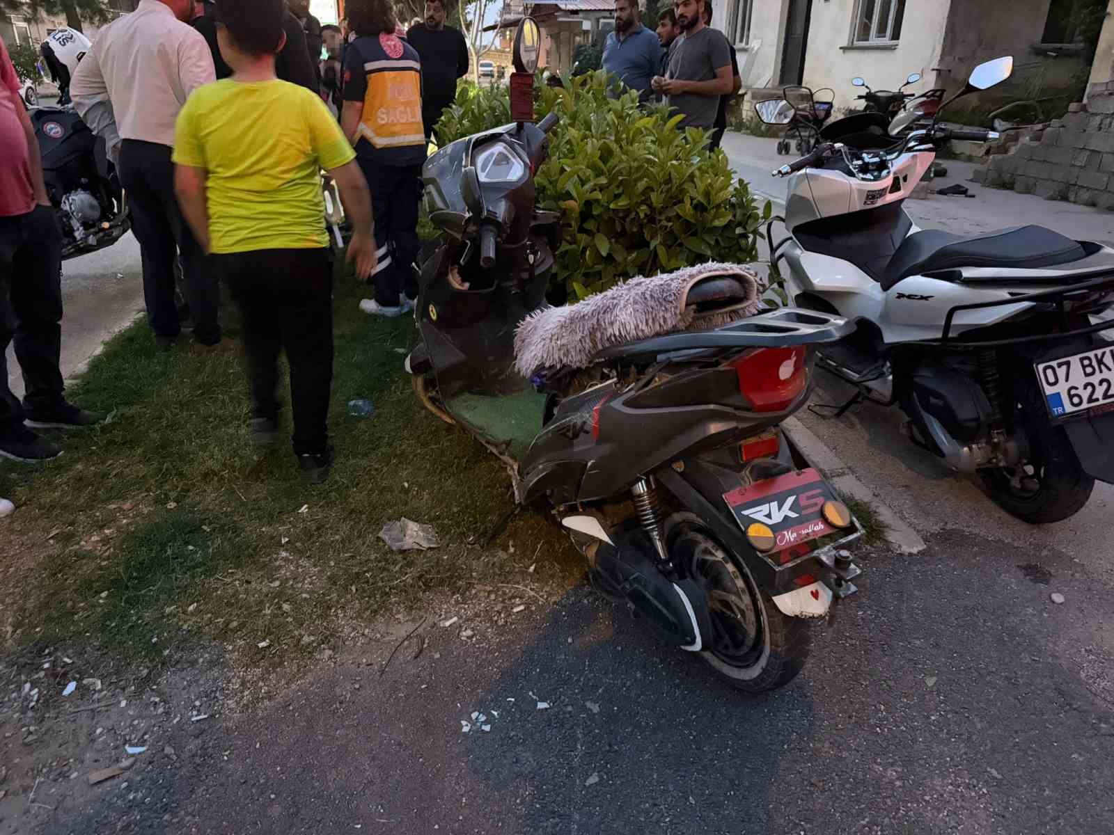 Kazada hafif yaralanan küçük kardeşleri kimse ikna edemedi: Babadan gelen telefonla ambulansa bindiler 7 kazada hafif yaralanan kucuk kardesleri kimse ikna edemedi babadan gelen telefonla ambulansa bindiler 3 thiWezYR