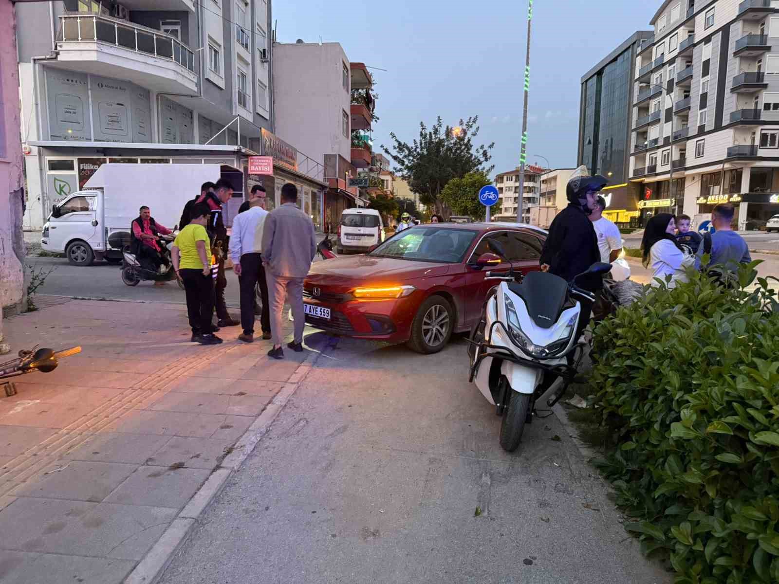 Kazada hafif yaralanan küçük kardeşleri kimse ikna edemedi: Babadan gelen telefonla ambulansa bindiler 8 kazada hafif yaralanan kucuk kardesleri kimse ikna edemedi babadan gelen telefonla ambulansa bindiler 4 ZpnA6zFP