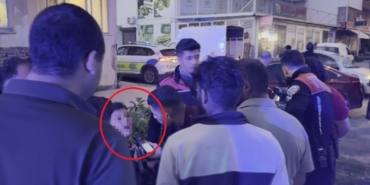 kazada-hafif-yaralanan-kucuk-kardesleri-kimse-ikna-edemedi-babadan-gelen-telefonla-ambulansa-bindiler-YN7kLVAL.jpg