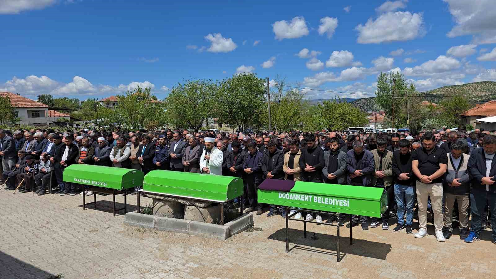 kazada hayatini kaybeden 2 ogrenci ve servis surucusu defnedildi 1 zUn4hhXk