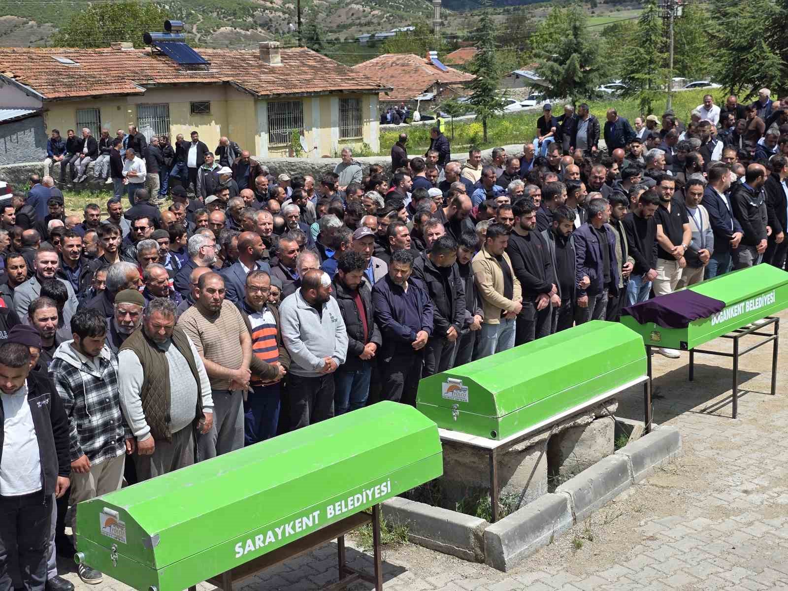 kazada hayatini kaybeden 2 ogrenci ve servis surucusu defnedildi 2