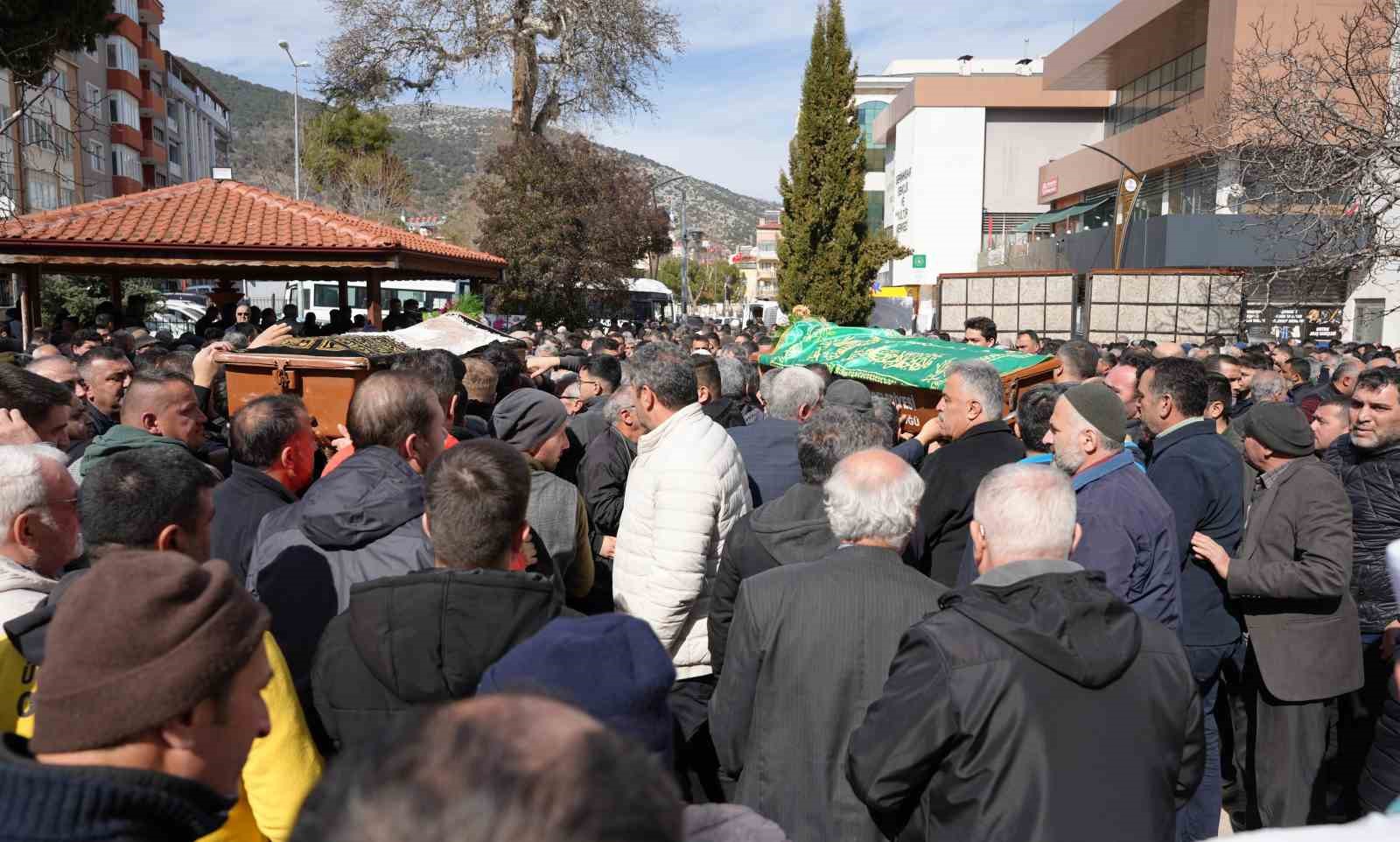 kazada hayatini kaybeden baba ve oglu son yolculuklarina ugurlandi 1 Mf1u2bNu