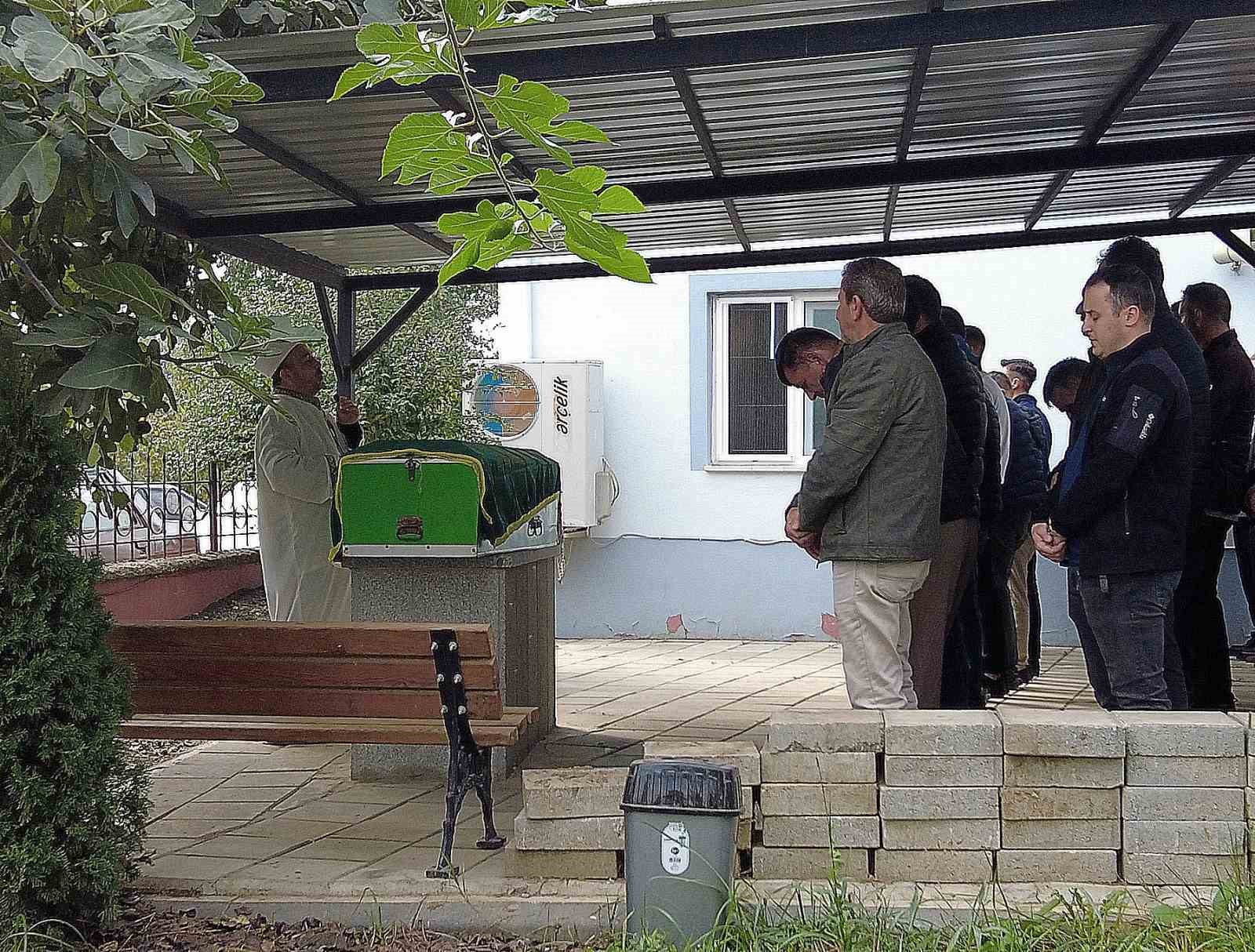 kazada hayatini kaybeden genc bayan gozyaslari icinde topraga verildi 2 YGSiXzS4