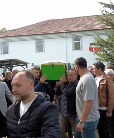 kazada-hayatini-kaybeden-genc-bayan-gozyaslari-icinde-topraga-verildi-hJKpKHy6.jpg