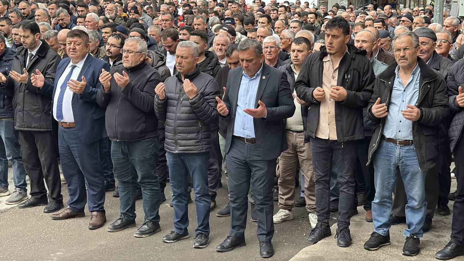 kazada hayatini kaybeden genc topraga verildi 3 yTZuYuGg