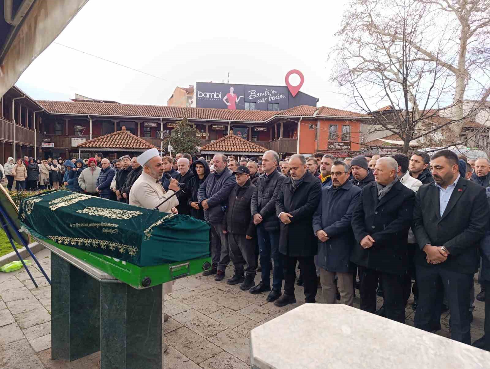 Kazada hayatını kaybeden İnegöllü iş adamı Sedat Taç toprağa verildi 5 kazada hayatini kaybeden inegollu is adami sedat tac topraga verildi 1