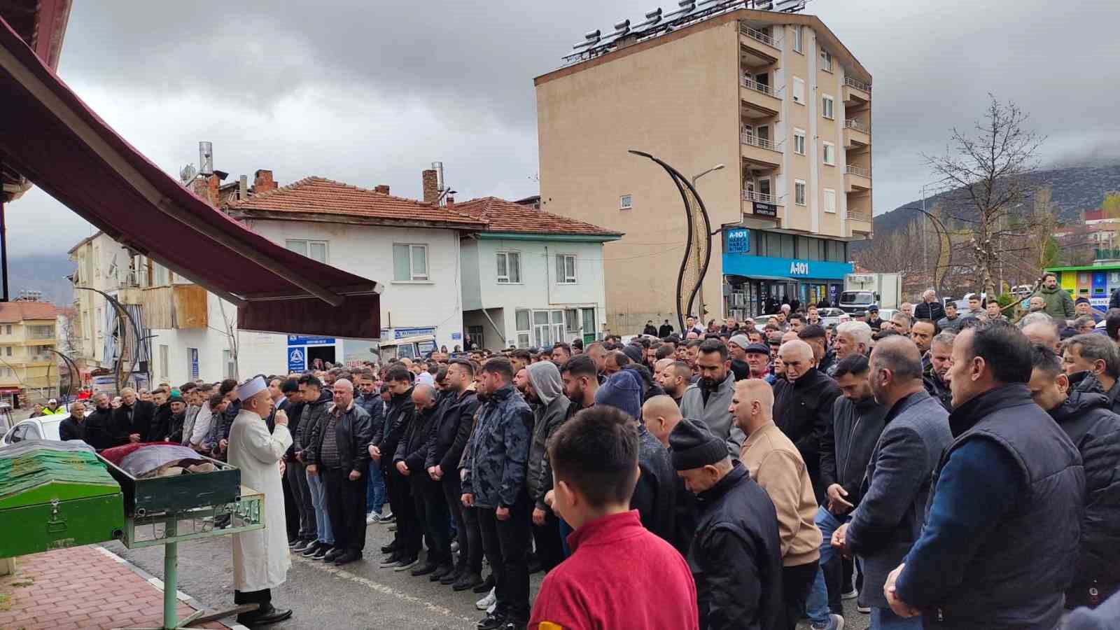 kazada hayatini kaybeden nisanli cift yan yana topraga verildi 0 J2OphsPL