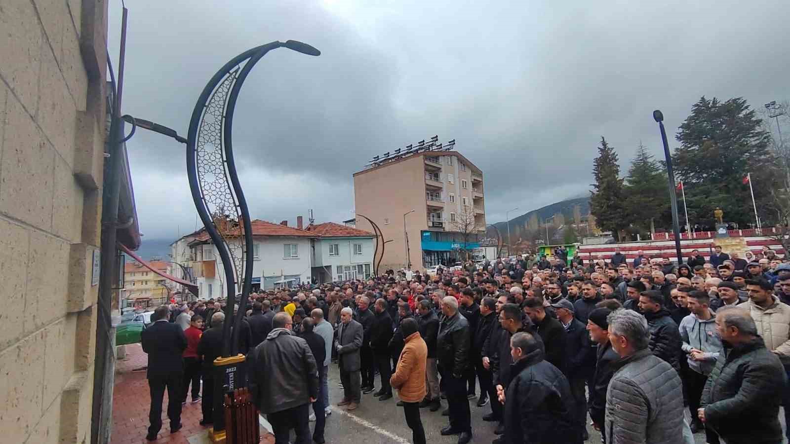 kazada hayatini kaybeden nisanli cift yan yana topraga verildi 1
