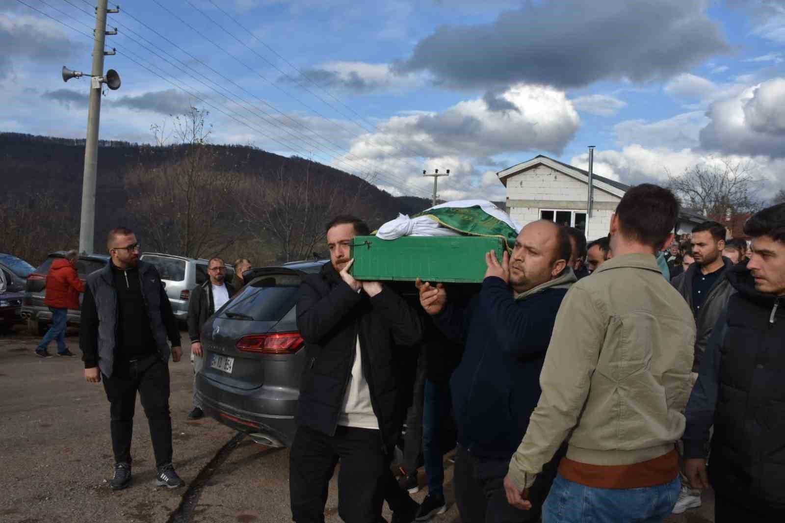 kazada hayatini kaybeden surucu topraga verildi 0 Ka9LQB8y