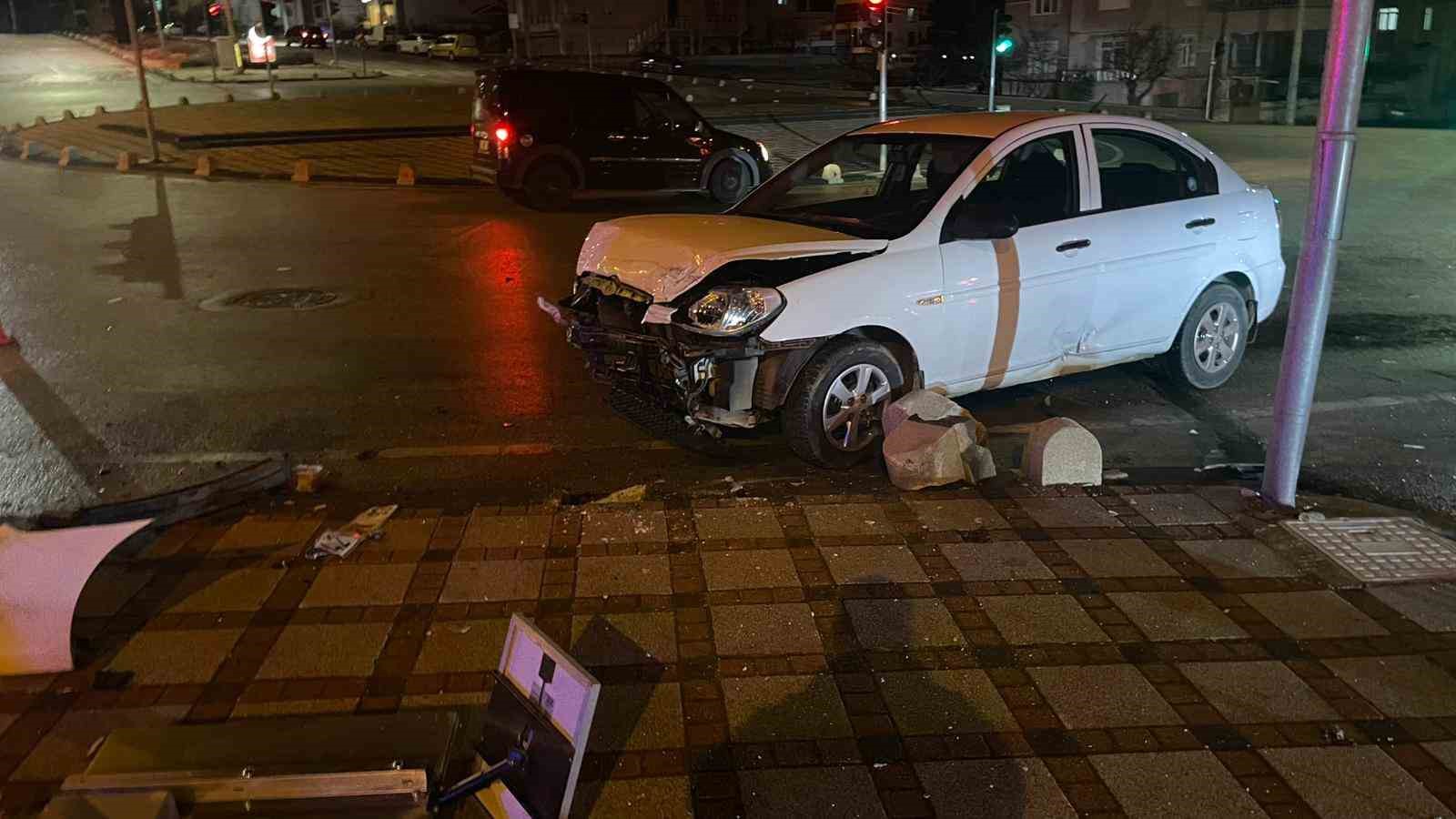 kazada hurdaya donen aractan yara almadan kurtuldu 2 UaRysb6E