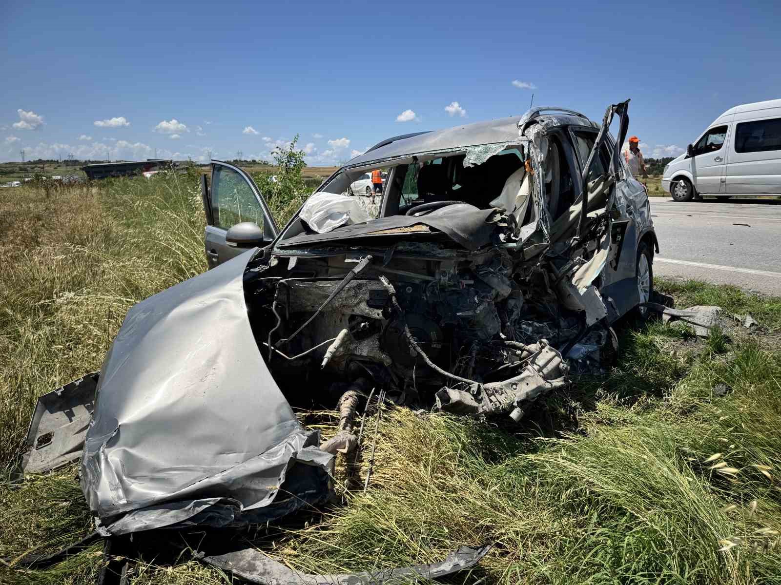kazada hurdaya donen otomobilin surucusu hayatini kaybetti 0 94iHFSAc