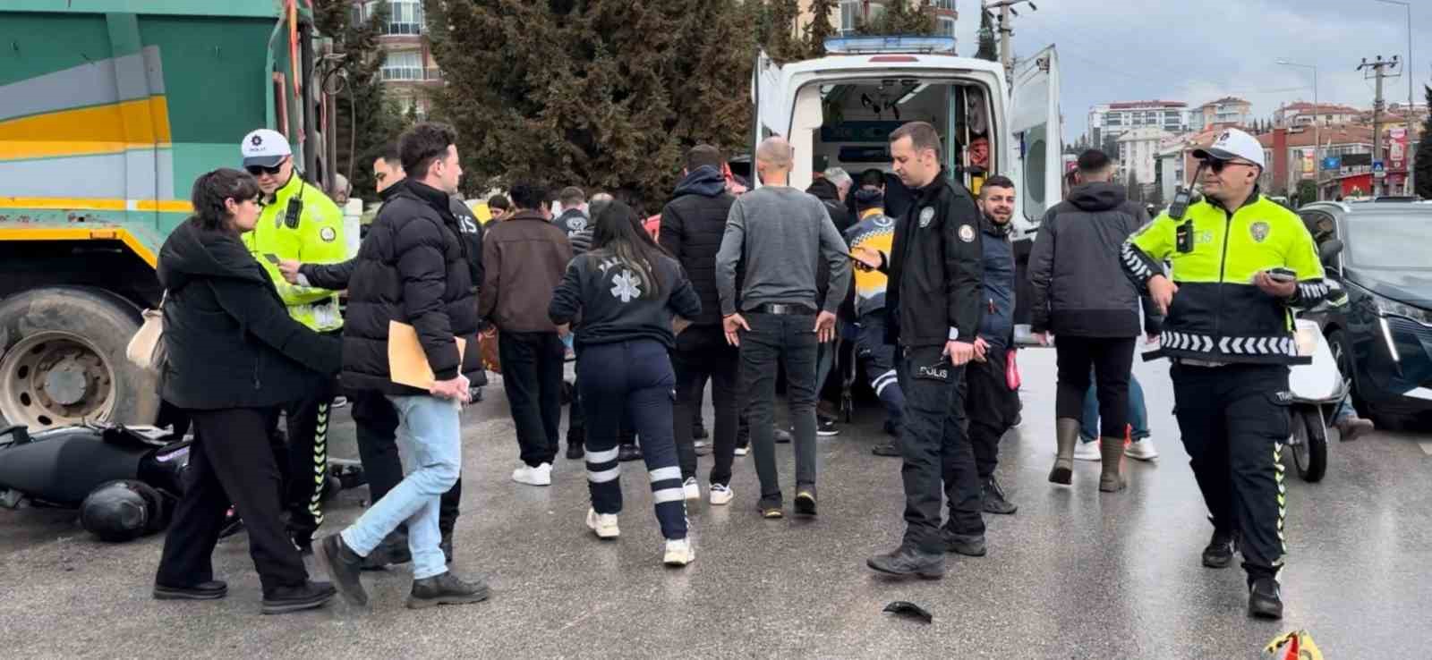 kazada kamyonun altina suruklenen motosikletteki 2 kisi yaralandi 0