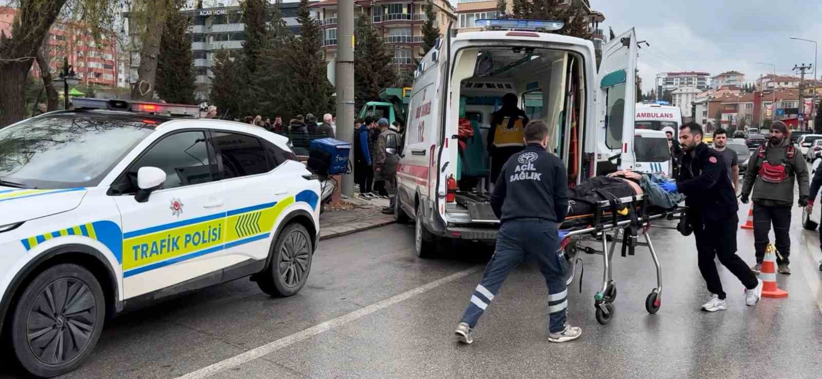 kazada kamyonun altina suruklenen motosikletteki 2 kisi yaralandi 1 ObztHhzI