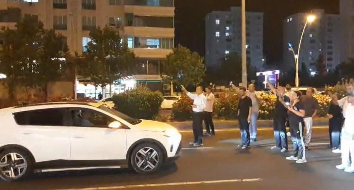 Kazada kaybettikleri yakınları için yolu kısa süreliğine ulaşıma kapattılar 4 kazada kaybettikleri yakinlari icin yolu kisa sureligine ulasima kapattilar 0 1ncA3tJS