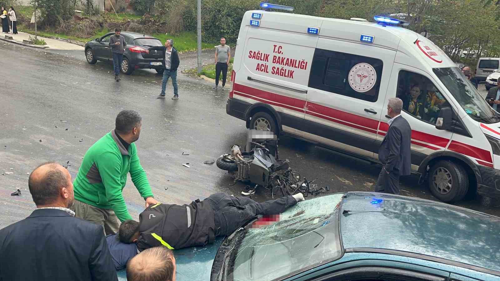 Kazada motosiklet otomobilin üzerine düştü: 1’i ağır 2 yaralı 4 kazada motosiklet otomobilin uzerine dustu 1i agir 2 yarali 0