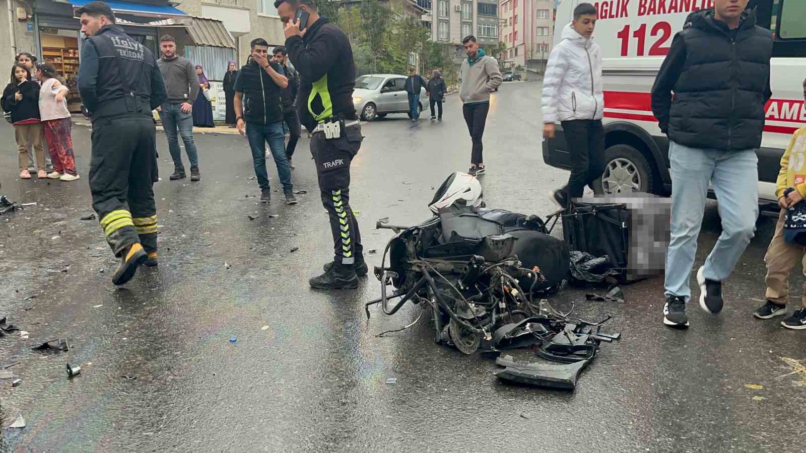 Kazada motosiklet otomobilin üzerine düştü: 1’i ağır 2 yaralı 5 kazada motosiklet otomobilin uzerine dustu 1i agir 2 yarali 1 HtZVIadu