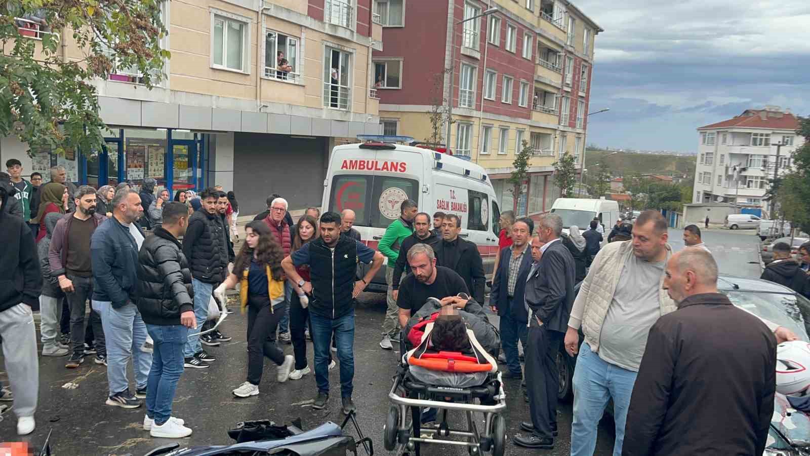 Kazada motosiklet otomobilin üzerine düştü: 1’i ağır 2 yaralı 6 kazada motosiklet otomobilin uzerine dustu 1i agir 2 yarali 2