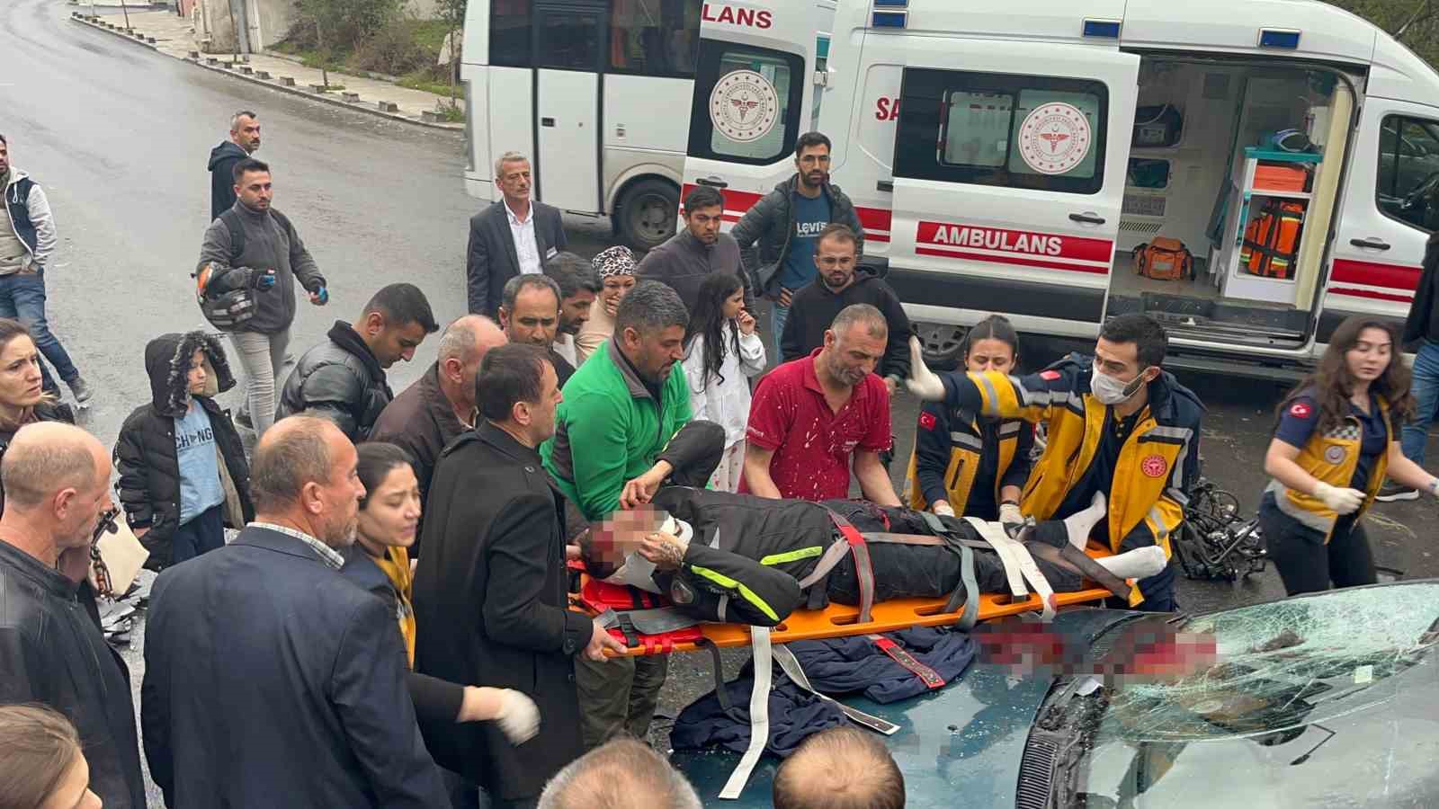 Kazada motosiklet otomobilin üzerine düştü: 1’i ağır 2 yaralı 7 kazada motosiklet otomobilin uzerine dustu 1i agir 2 yarali 3 tUuDaXbD