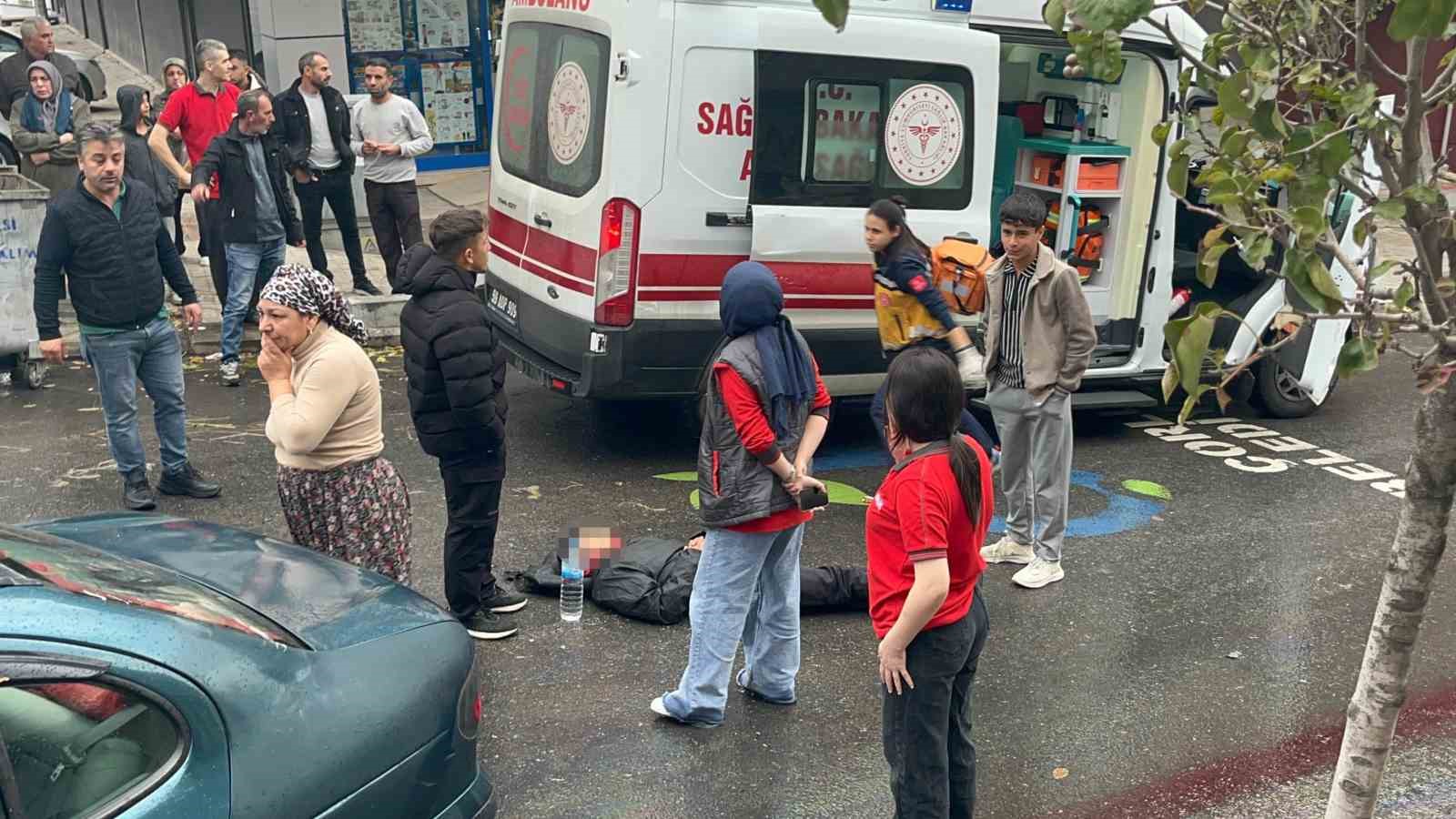 Kazada motosiklet otomobilin üzerine düştü: 1’i ağır 2 yaralı 8 kazada motosiklet otomobilin uzerine dustu 1i agir 2 yarali 4 wM2zN6sq
