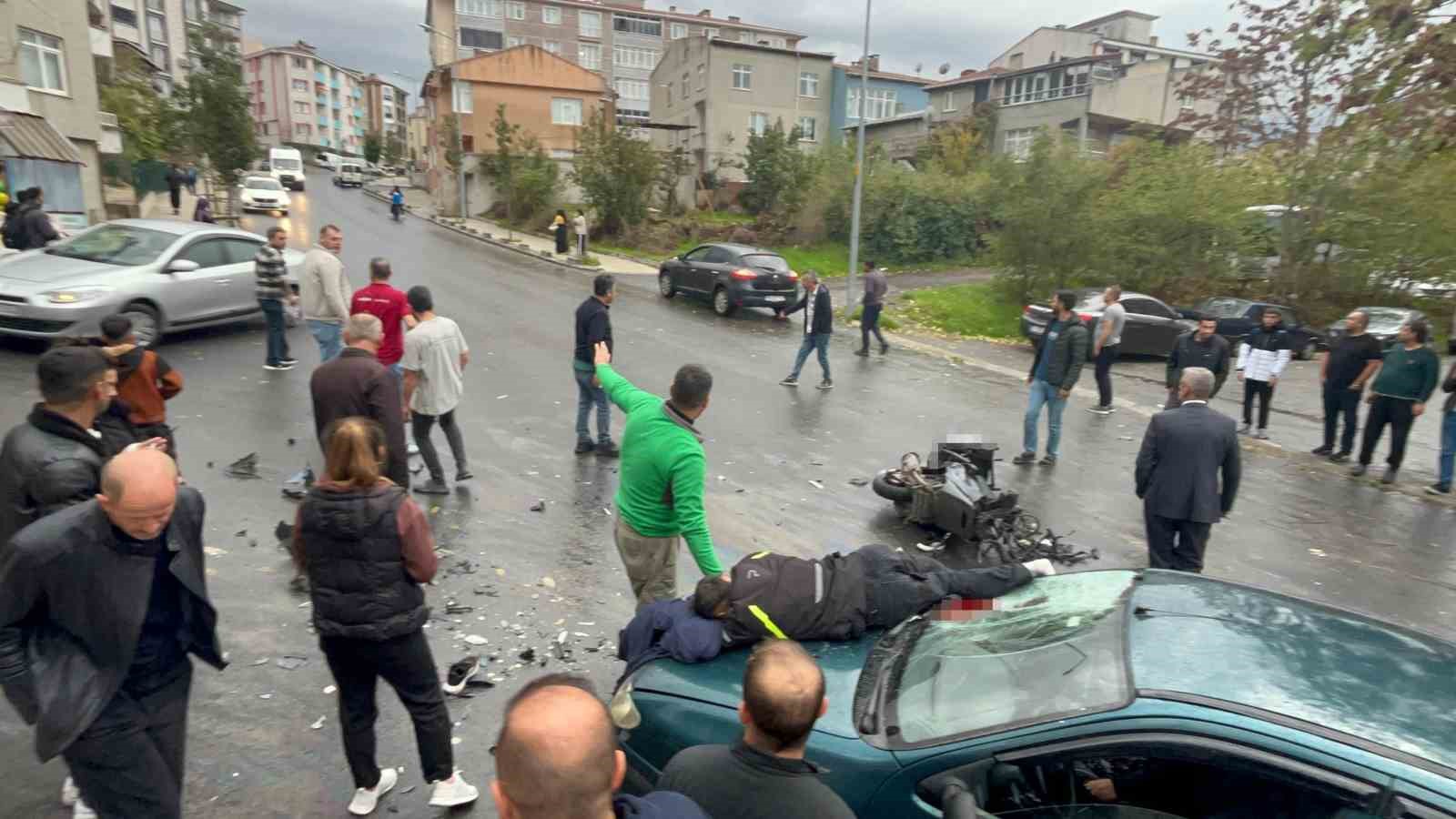 Kazada motosiklet otomobilin üzerine düştü: 1’i ağır 2 yaralı 9 kazada motosiklet otomobilin uzerine dustu 1i agir 2 yarali 5