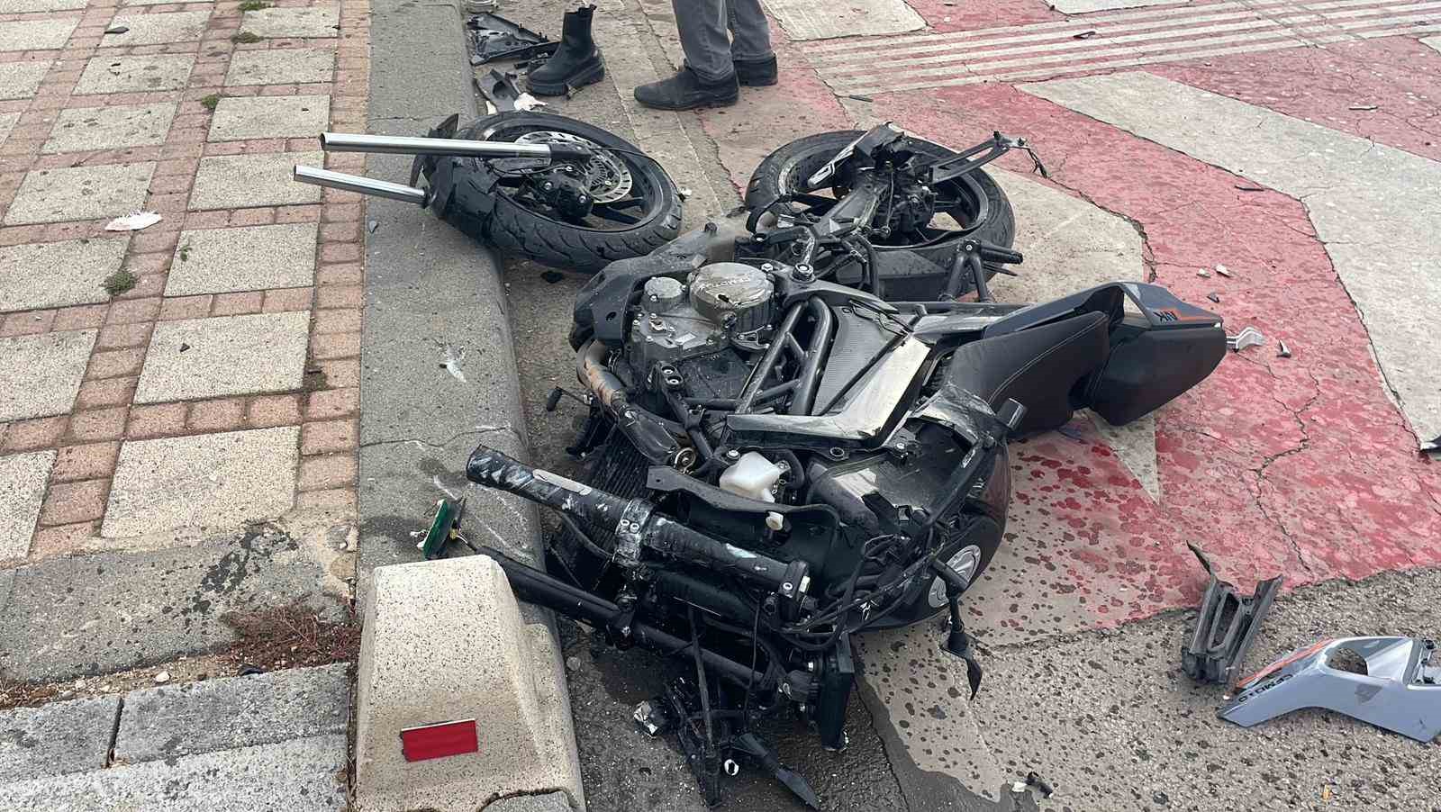 kazada parcalanan motosikletin surucusu agir yaralandi 4 nCHv2DbU
