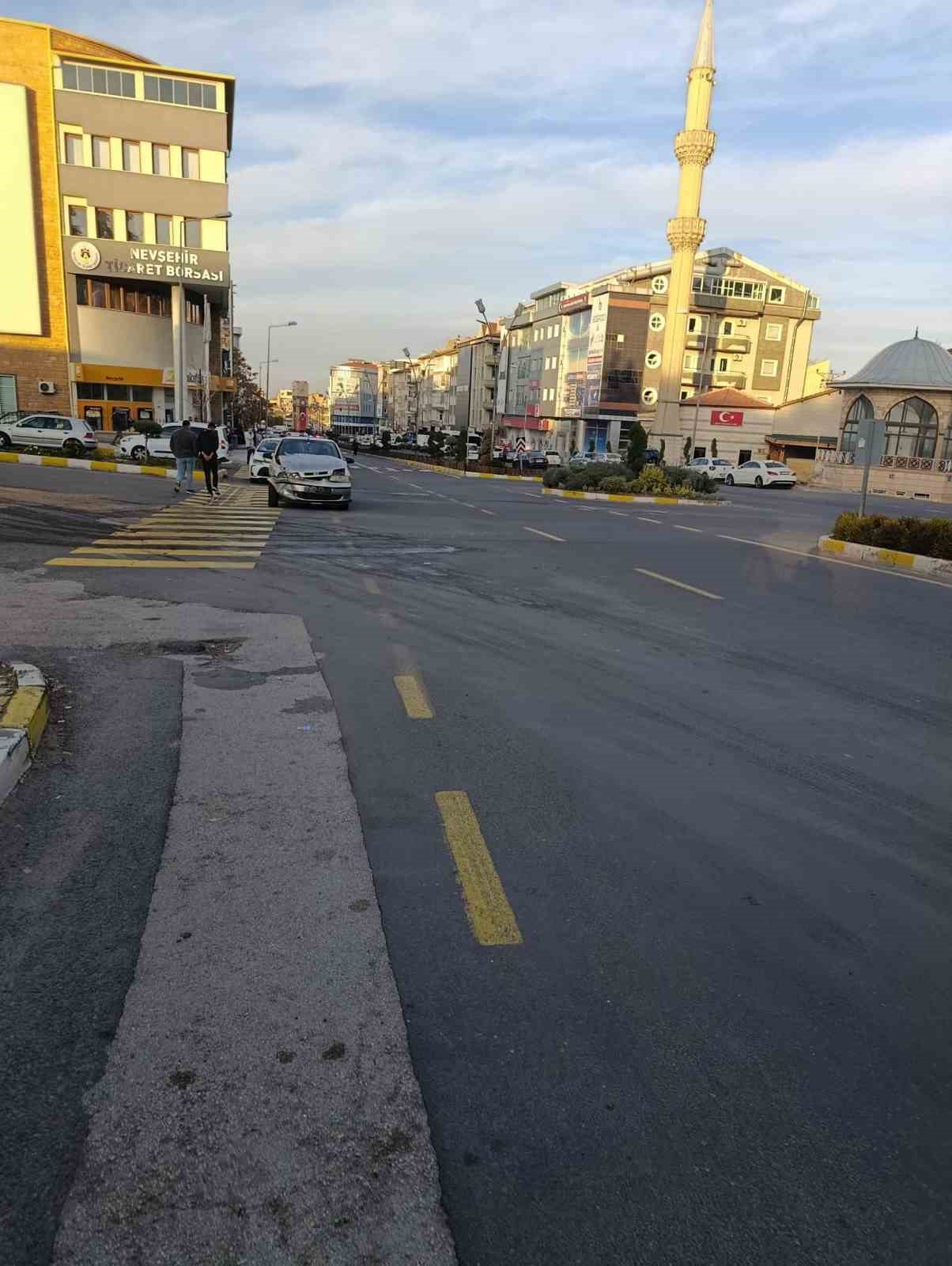kazada savrulan arac kaldirimdaki yayaya carpti 1 agir yarali 2