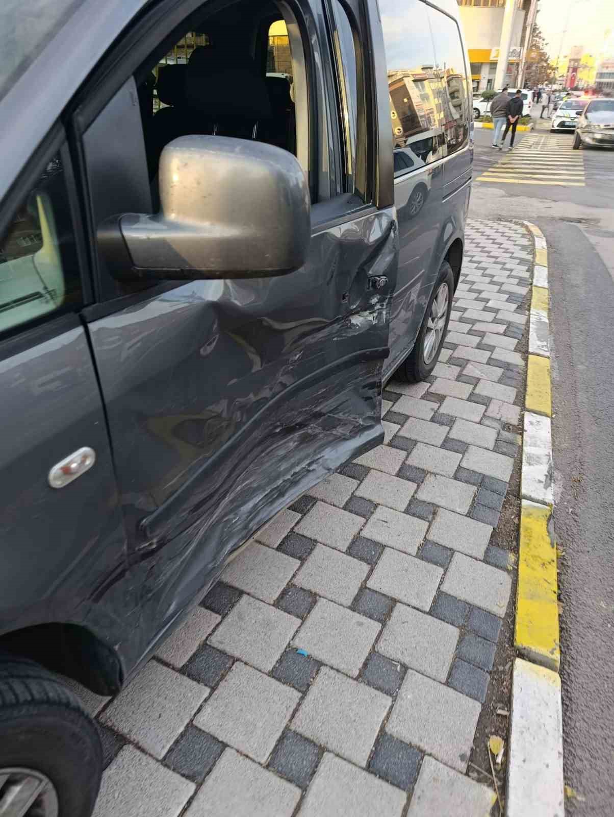 kazada savrulan arac kaldirimdaki yayaya carpti 1 agir yarali 3 OXlufRmQ