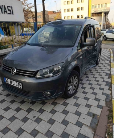 kazada-savrulan-arac-kaldirimdaki-yayaya-carpti-1-agir-yarali-ZUT1BJZ6.jpg