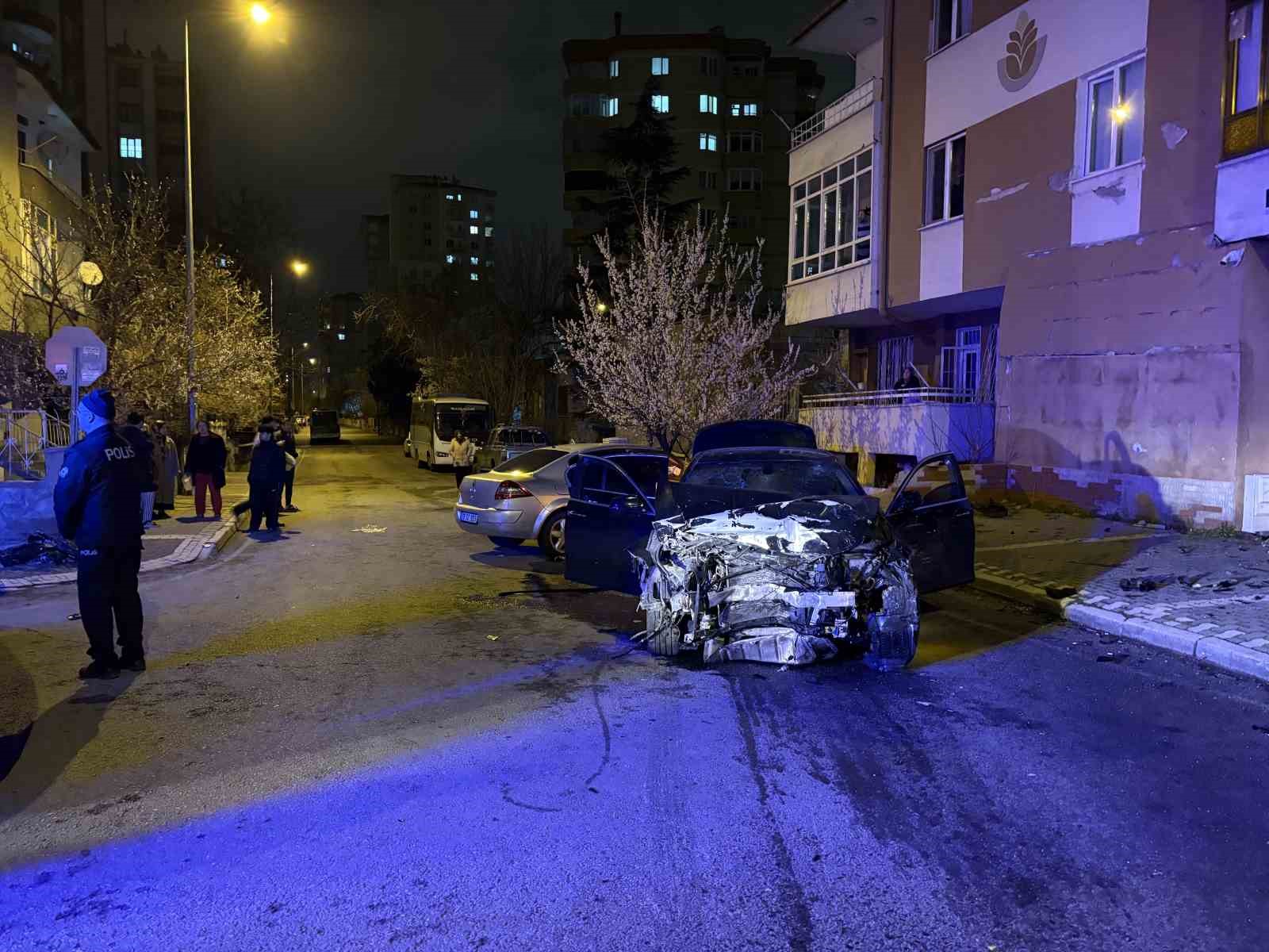 kazada savrulan otomobil duvari yikti 1i agir 5 yarali 0 ivTzRJGQ