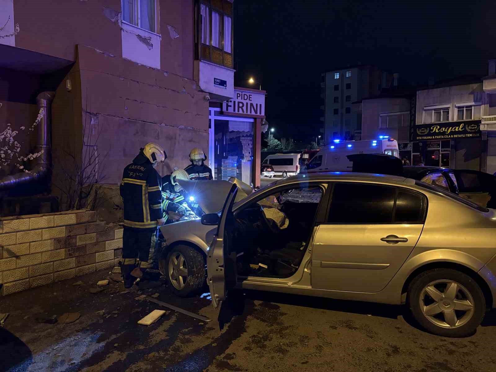 kazada savrulan otomobil duvari yikti 1i agir 5 yarali 2 AnzUqj4e