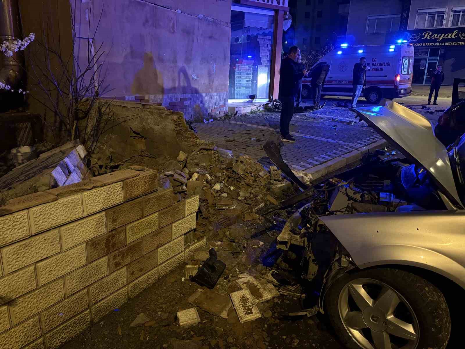 kazada savrulan otomobil duvari yikti 1i agir 5 yarali 4 jiv3Mcfb