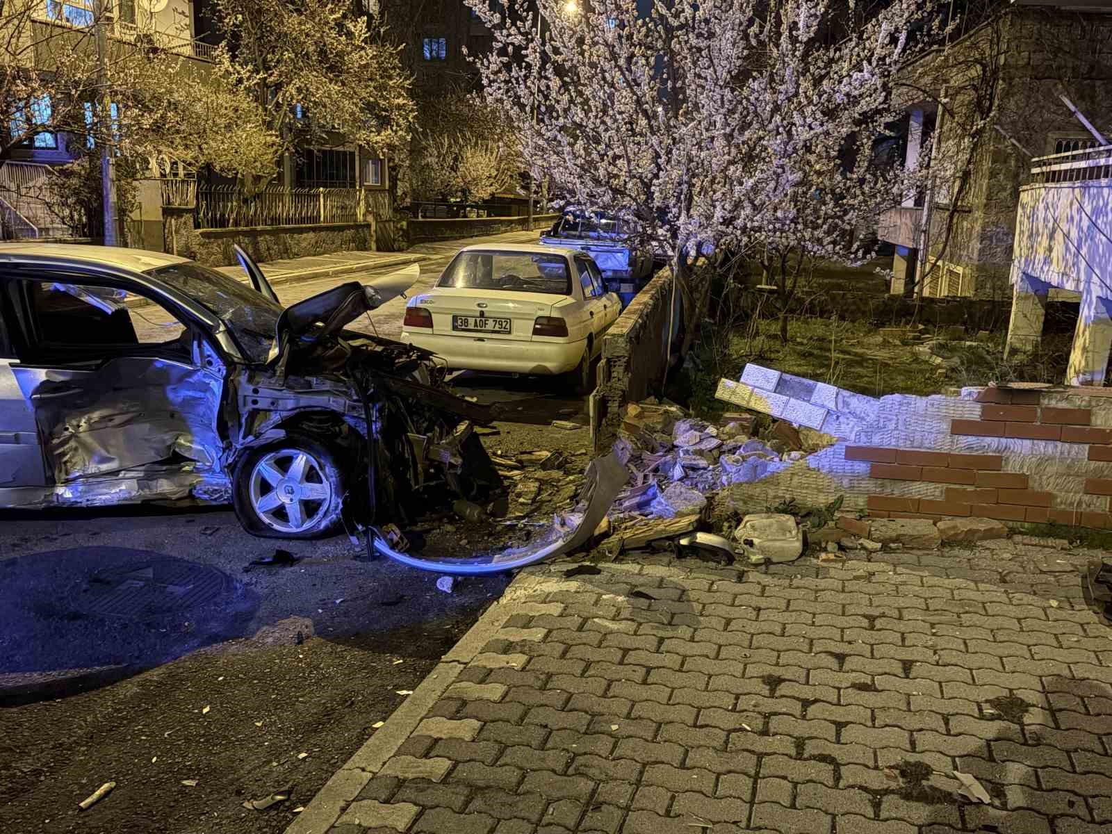 kazada savrulan otomobil duvari yikti 1i agir 5 yarali 5