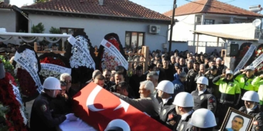 kazada-sehit-olan-polis-memuru-ali-barut-son-yolculuguna-ugurlandi-Vaj6lbUi.jpg