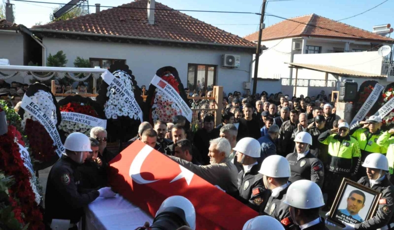 kazada-sehit-olan-polis-memuru-ali-barut-son-yolculuguna-ugurlandi-Vaj6lbUi.jpg