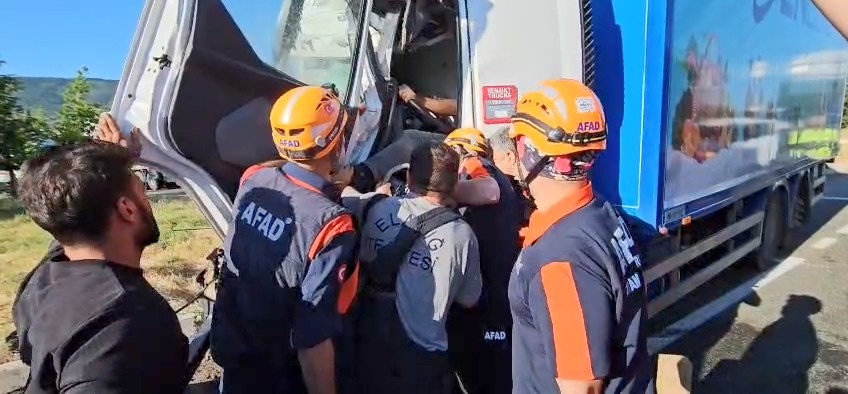 kazada sikisan surucu icin ekipler seferber oldu 1 GC46tOuC