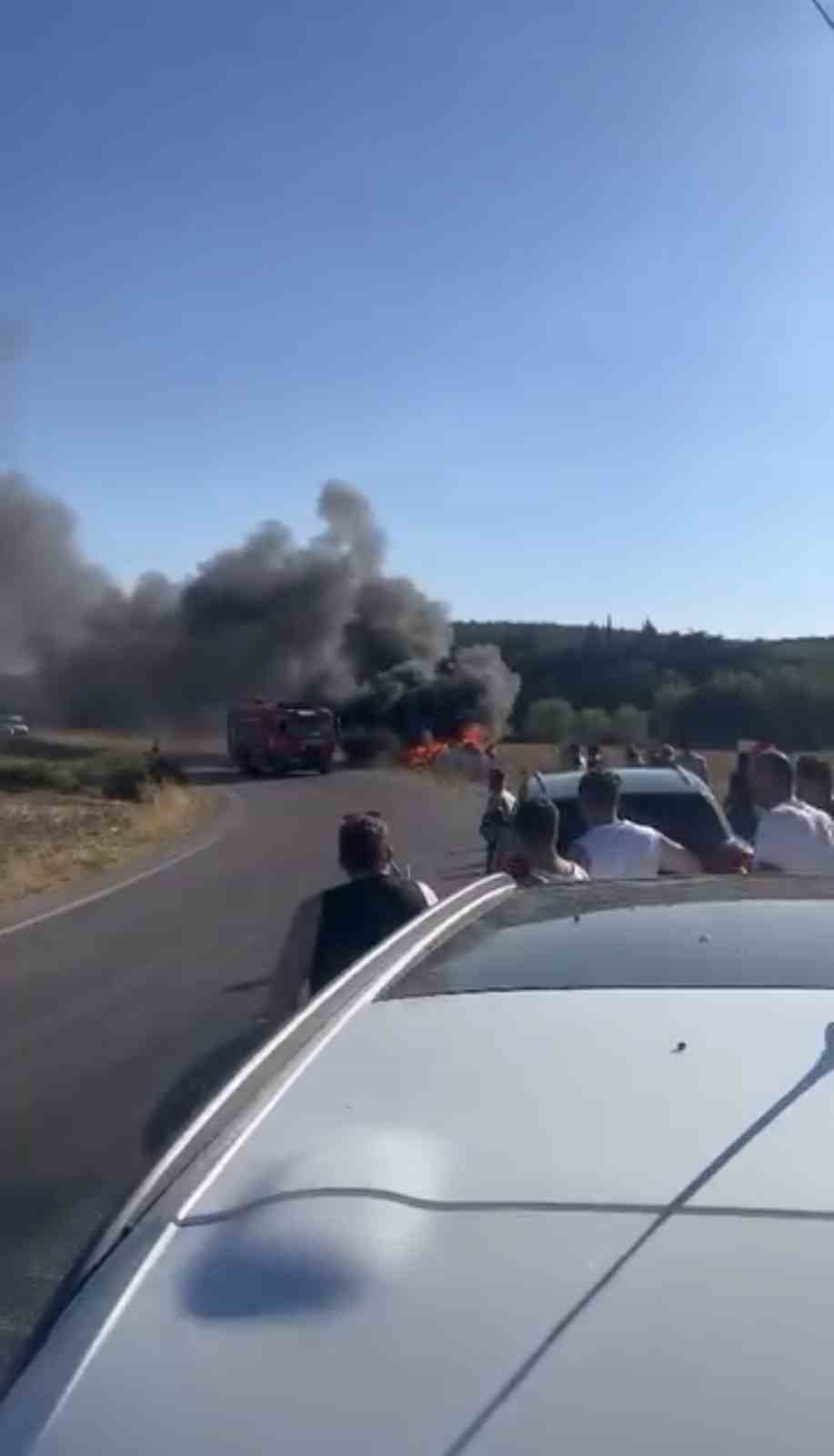 kazada takla atan otomobil alevlere teslim oldu 0 FAENJMzk