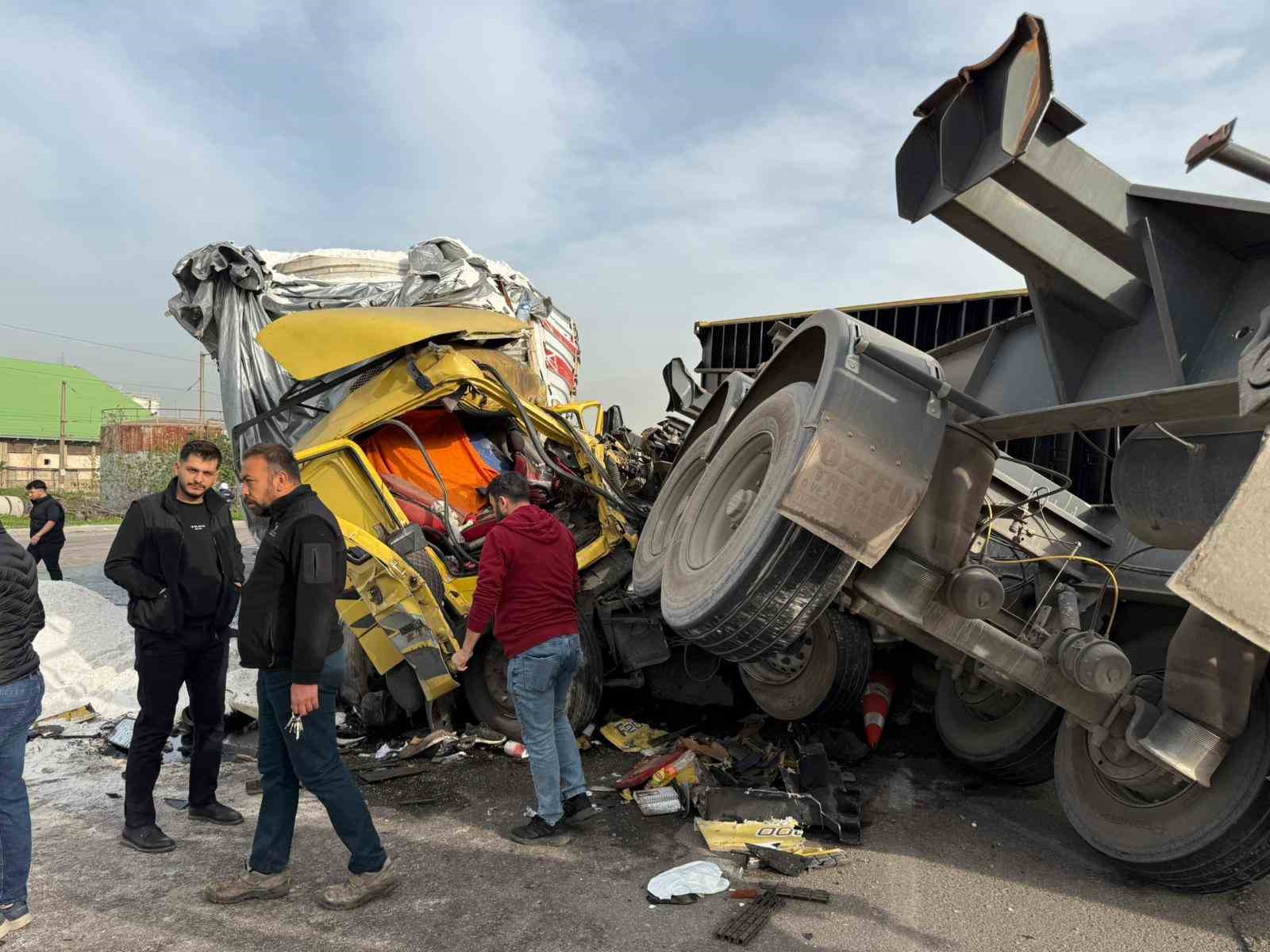 Kazada tırdan devrilen konteyner araçları hurdaya çevirdi 4 kazada tirdan devrilen konteyner araclari hurdaya cevirdi 0