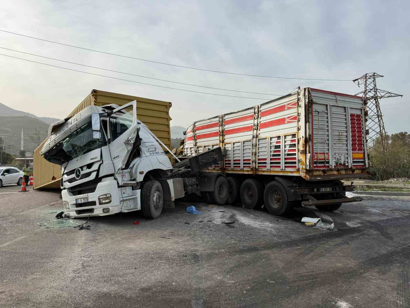 Kazada tırdan devrilen konteyner araçları hurdaya çevirdi 5 kazada tirdan devrilen konteyner araclari hurdaya cevirdi 1 9fcuC7Xf