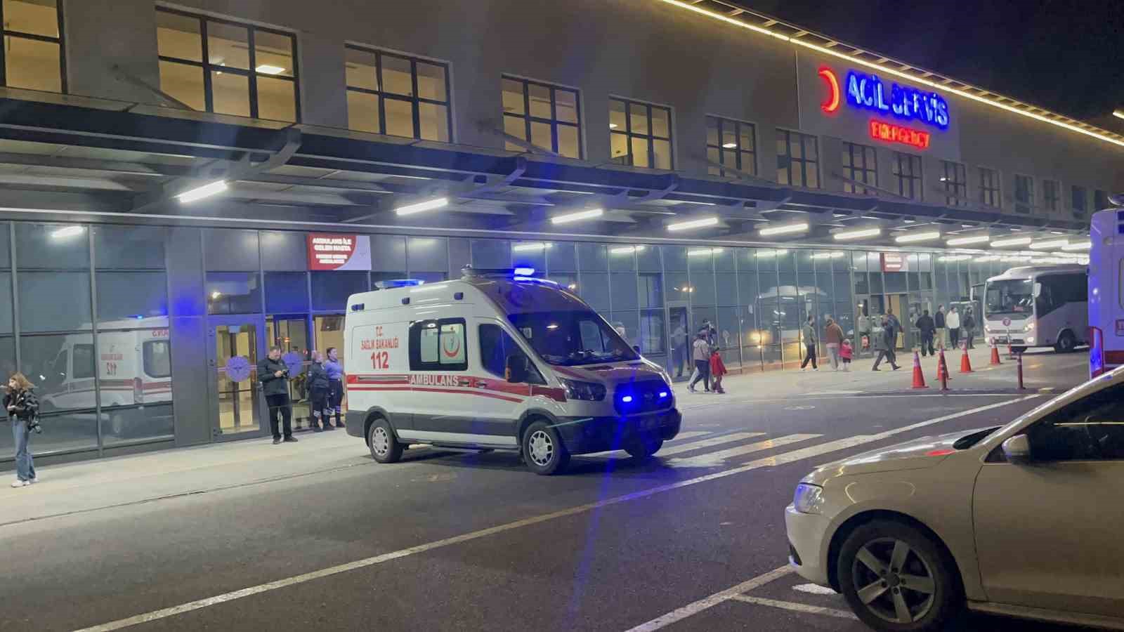 kazada yaralanan gunyuzu kaymakami ve soforu hastaneye getirildi 4 XJZV5LyA
