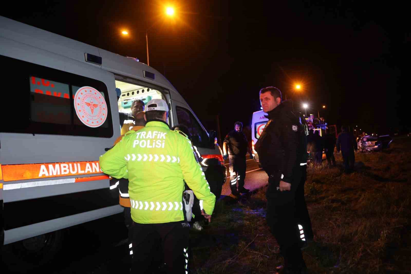 kazada yaralanan kardesi ile ayni ambulansa binmek isteyen yarali ekiplere zor anlar yasatti 2 Tl1uqrg4
