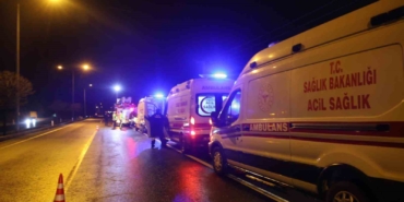 kazada-yaralanan-kardesi-ile-ayni-ambulansa-binmek-isteyen-yarali-ekiplere-zor-anlar-yasatti-iF9zK1kT.jpg