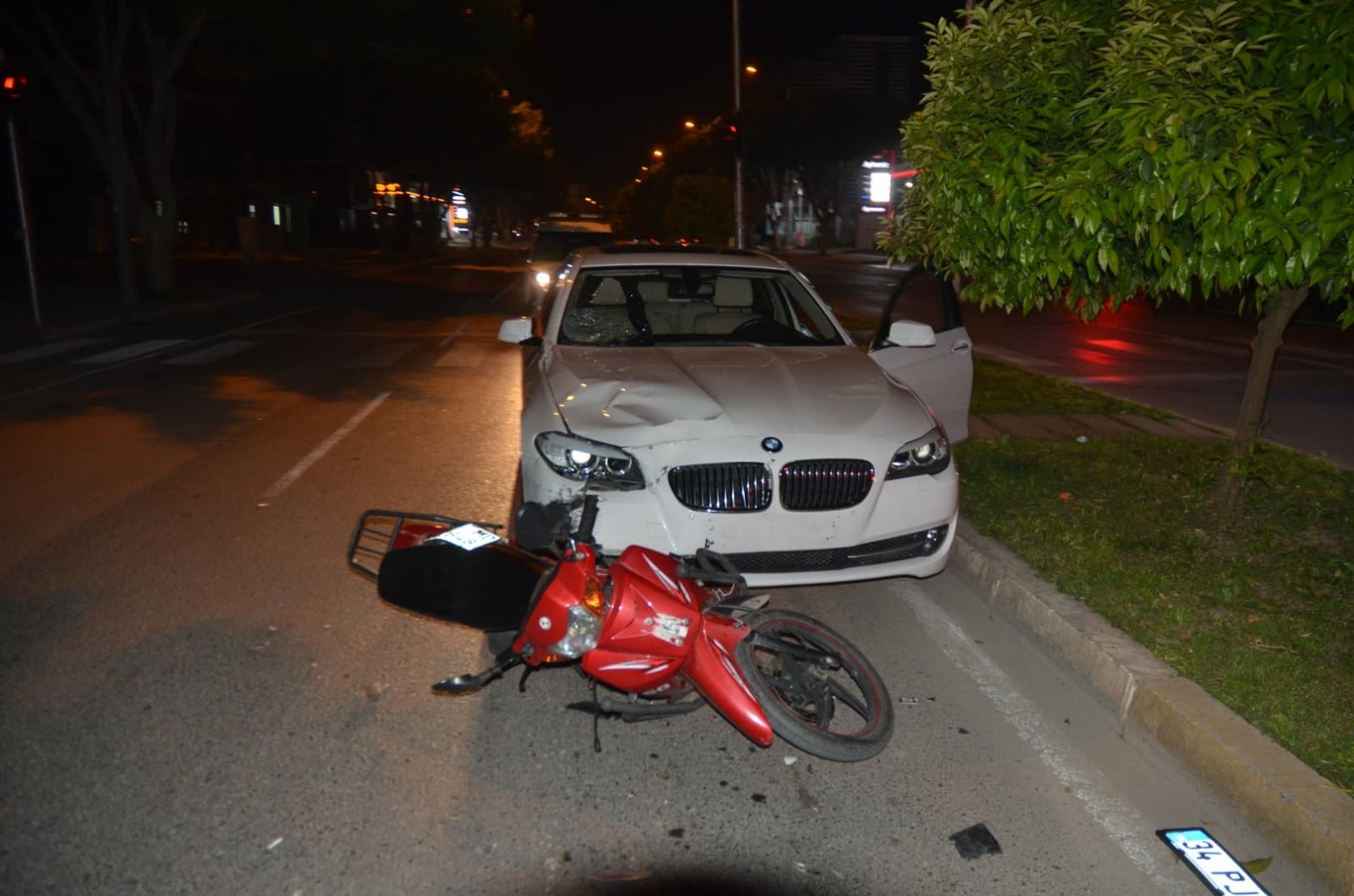 Kazada yaralanan motosiklet sürücüsü kendi acısını unutup babasını sordu 5 kazada yaralanan motosiklet surucusu kendi acisini unutup babasini sordu 1